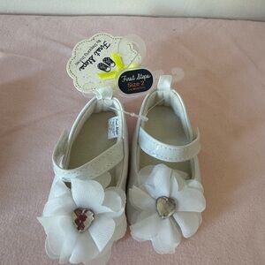 First Steps sz 2 patent White Mary jane Baby Shoes with chiffon flowers